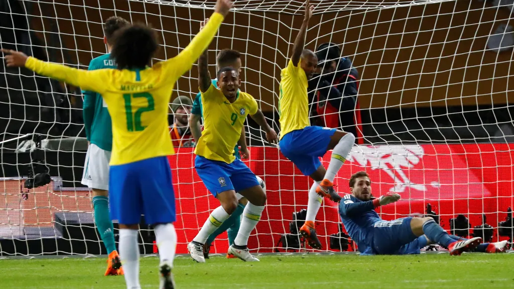 Brazilec Gabriel Jesus slaví gól v síti Německa