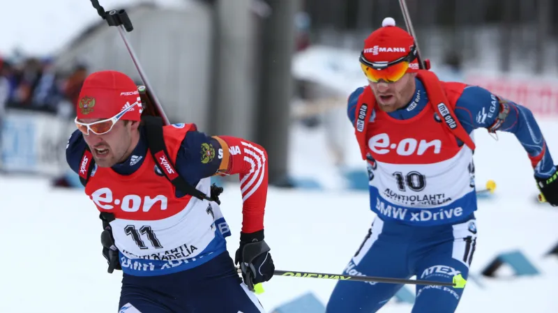 Michal Šlesingr (vpravo) během sprintu v Kontiolahti