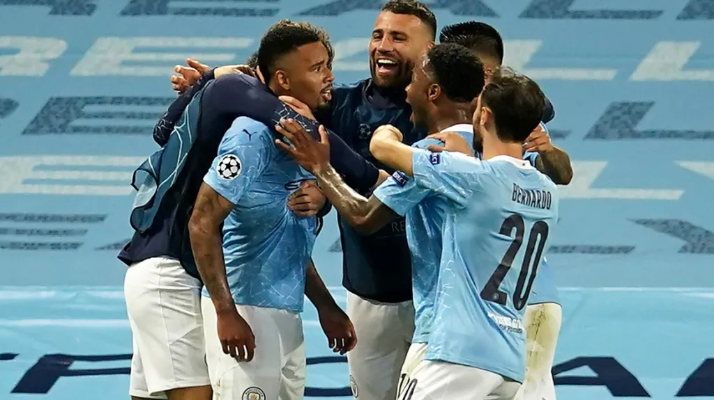 Fotbalisté Manchesteru City se radují z gólu proti Realu Madrid