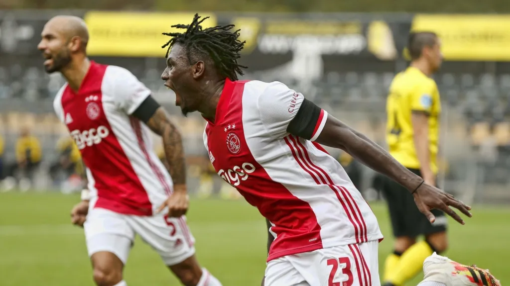 Lassina Traoré z Ajaxu slaví gól