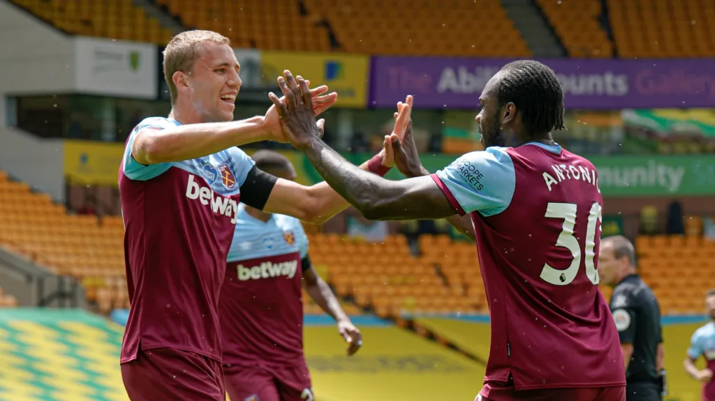 Tomáš Souček (vlevo) se raduje z gólu se spoluhráčem z West Hamu Michailem Antoniem