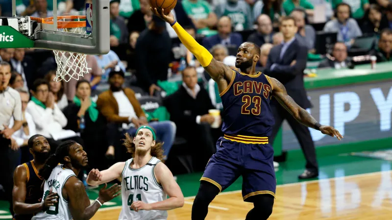Clevelandský LeBron James dává koš v zápase proti Bostonu