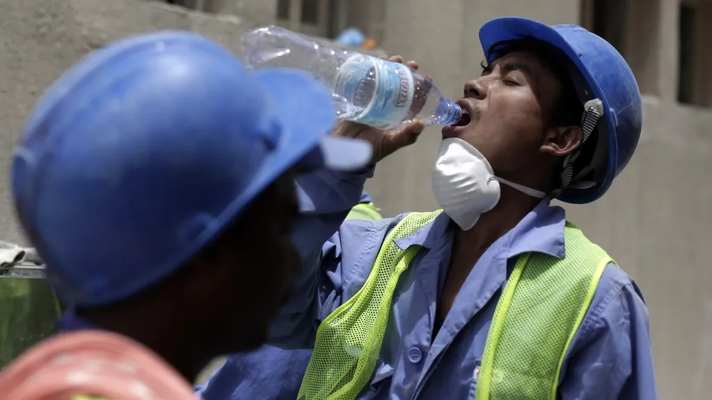 Dělníci na stavbě v Kataru