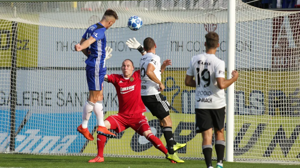 Olomoucký Martin Nešpor dává gól proti Zlínu