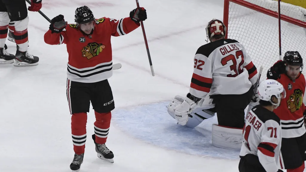 Patrick Kane se raduje z gólu do sítě New Jersey