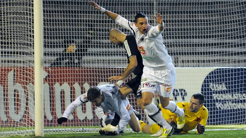 Fotbalisté Hradce se radují z gólu