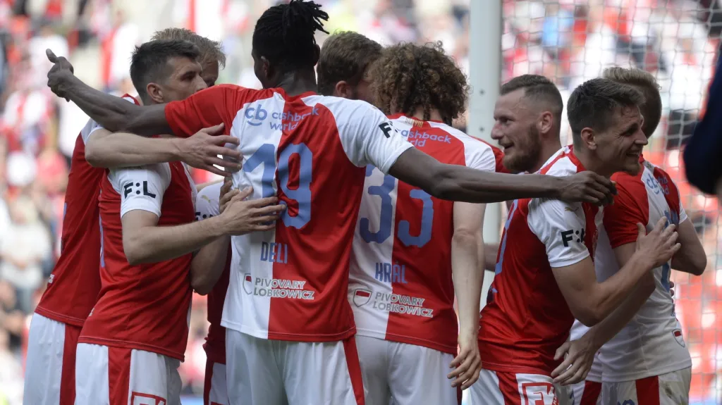 Fotbalisté Slavie Praha se radují z gólu