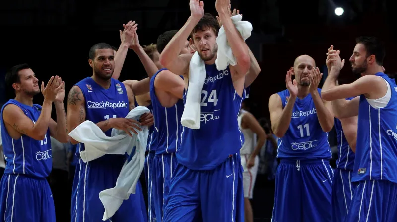 Čeští basketbalisté děkují fanouškům v hale v Lille