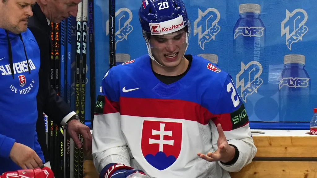 Juraj Slafkovský po zásahu puku do ruky