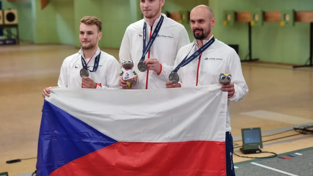 Petr Nymburský (vpravo) s medailí z týmové soutěže na Evropských hrách