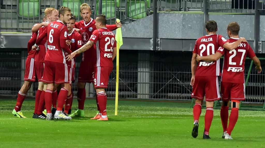 Fotbalisté Sigmy Olomouc se radují z gólu