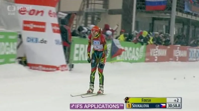 Vítězný finiš Gabriely Soukalové ve stíhacím závodě na 10 km