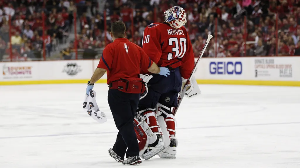 Zraněný Michal Neuvirth střídá