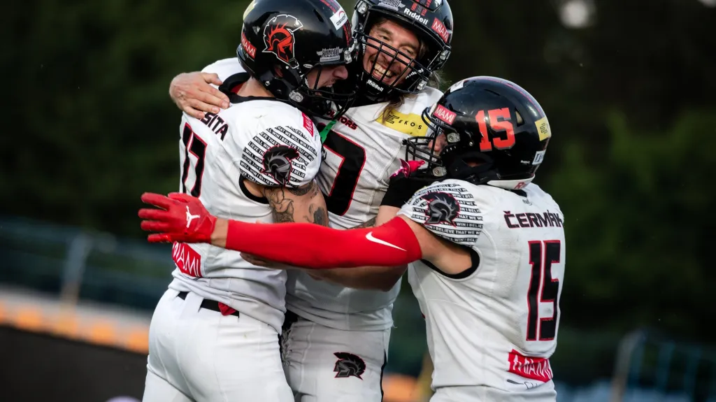 Jan Dundáček se raduje se spoluhráči