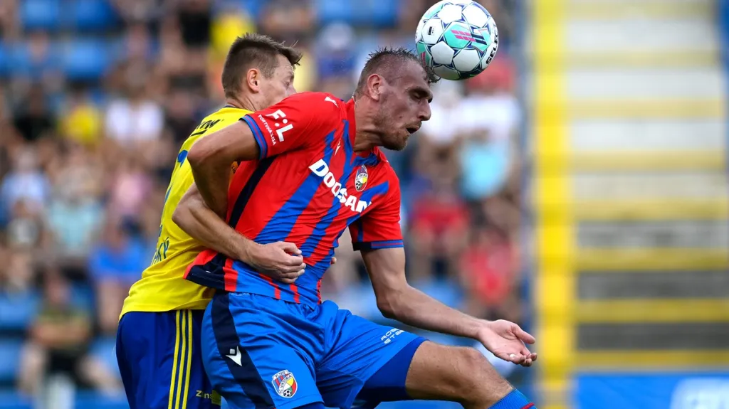 Simerský ze Zlína brání Chorého z Plzně 