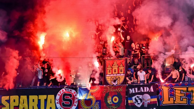 Fanoušci Sparty na letenském stadionu