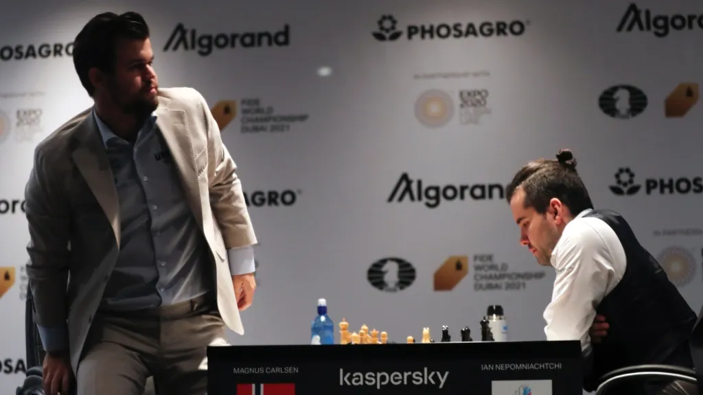 Souboj Carlsen - Něpomňaščij