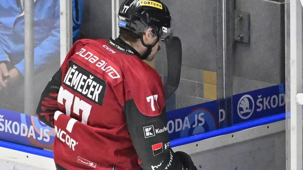 David Němeček odchází do šatny po faulu