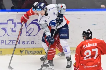 Plzeňský Lukáš Strnad v souboji o puk s protihráči z Olomouce