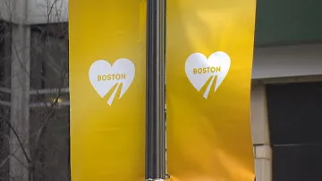 Místa atentátu označují srdce na plakátech