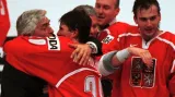 Ivan Hlinka slaví se svými svěřenci titul mistrů světa 1999