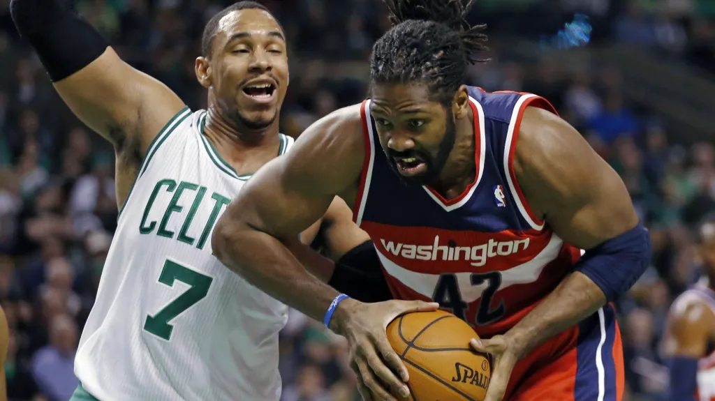 Nene z Washingtonu v zápase s Bostonem Celtics