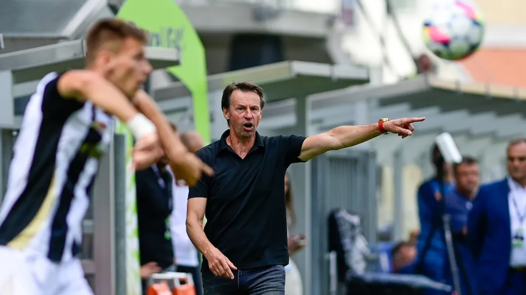 Trenér František Straka (uprostřed) gestikuluje v ligovém utkání