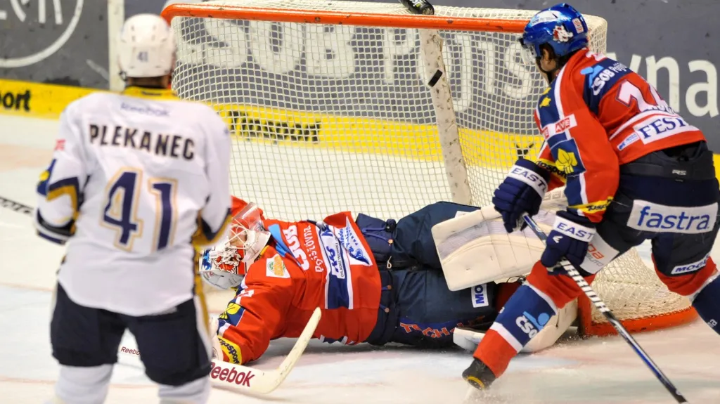 Tomáš Plekanec střílí gól
