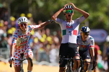 Isaac del Toro nemůže uvěřit triumfu v etapě na Tour de France, blahopřeje mu týmový kolega Tadej Pogačar