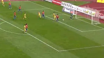 Štěpán Vachoušek usměrňuje míč do sítě Plzně