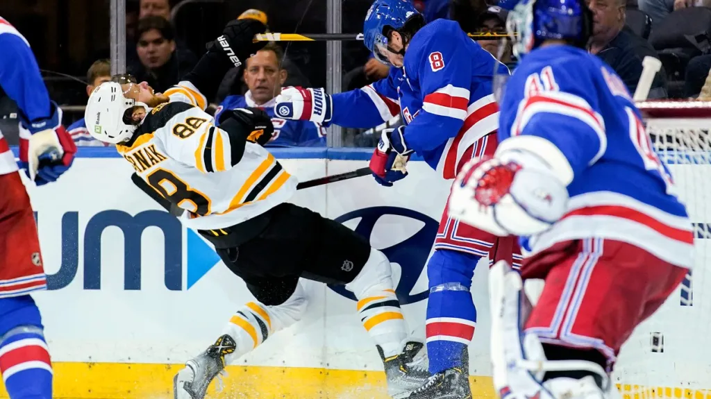 David Pastrňák z Bostonu v utkání proti New Yorku Rangers