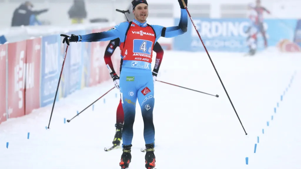 Emilien Jacquelin z Francie se raduje z triumfu