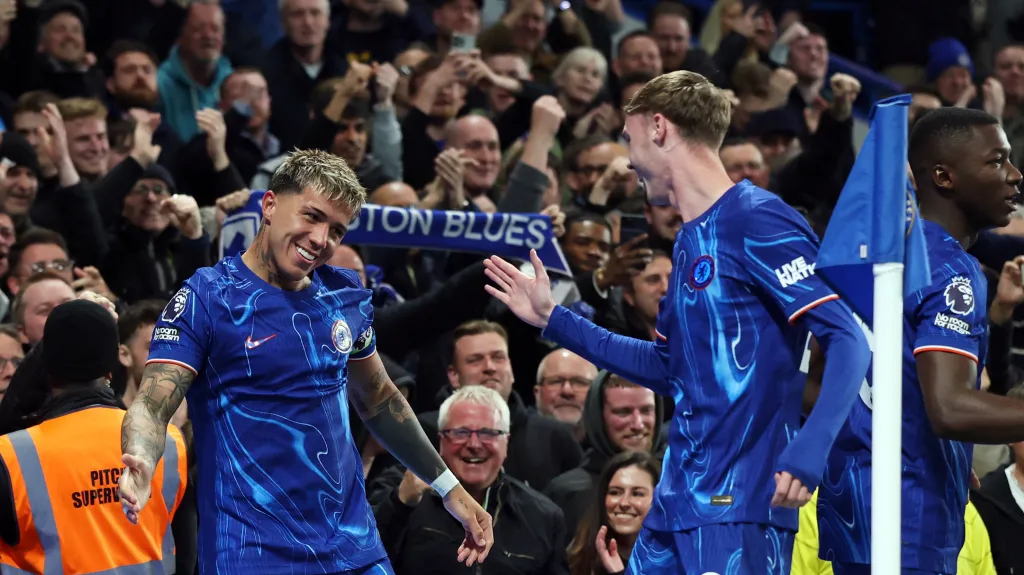 Enzo Fernández a Cole Palmer slaví gól Chelsea v derby se Spurs