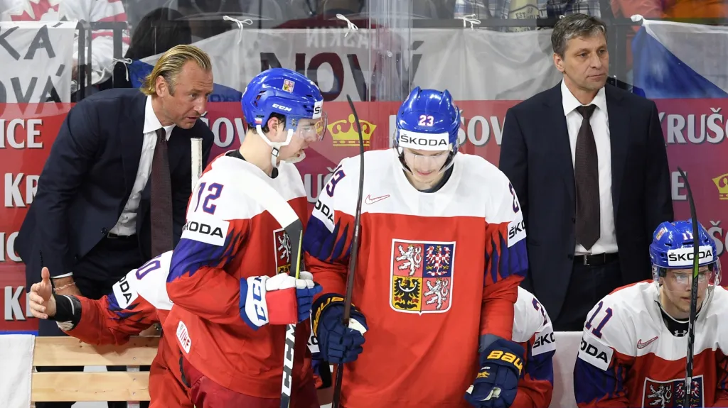 Václav Prospal (vlevo) promlouvá k českým hokejistům