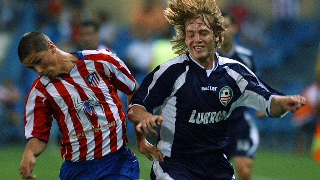 Fernando Torres v dresu Atlétika Madrid (vlevo) v zápase se Zlínem