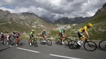 Chris Froome a spol. stoupají na Galibier