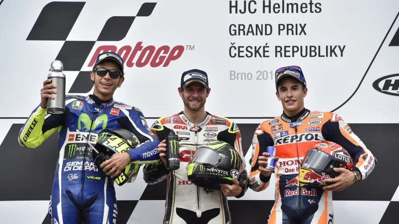 MotoGP v Brně: Zleva Valentino Rossi z Itálie, vítěz závodu Brit Cal Crutchlow a Španěl Marc Márquez