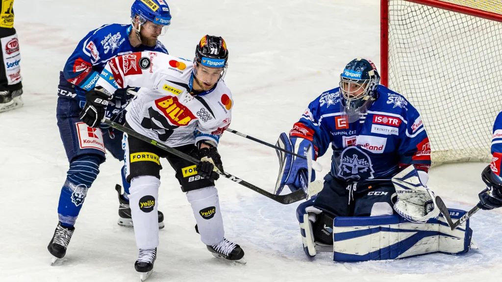 Brankář Kladna Landon Bow čelí sparťanskému útoku