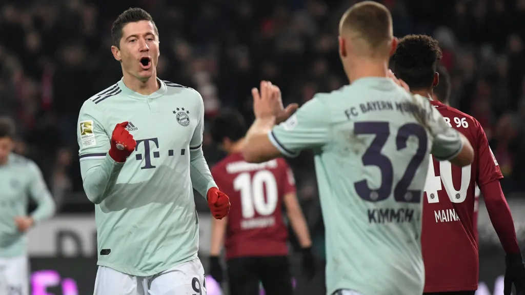 Robert Lewandowski z Bayernu (vlevo) se raduje z gólu