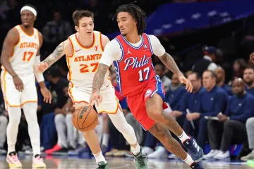 Vít Krejčí a Jalen-Hood Schifino v utkání Atlanty s Philadelphií