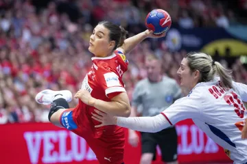 Helena Elverová z Dánska střílí na srbskou branku