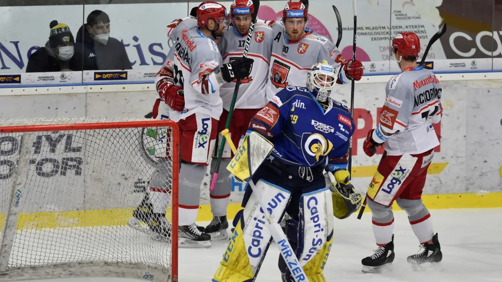 Hradečtí hokejisté slaví gól do sítě zlínského Libora Kašíka
