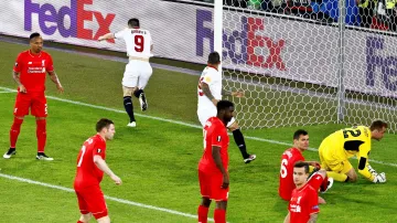 Sevillský Kévin Gameiro se raduje z gólu v síti Liverpoolu