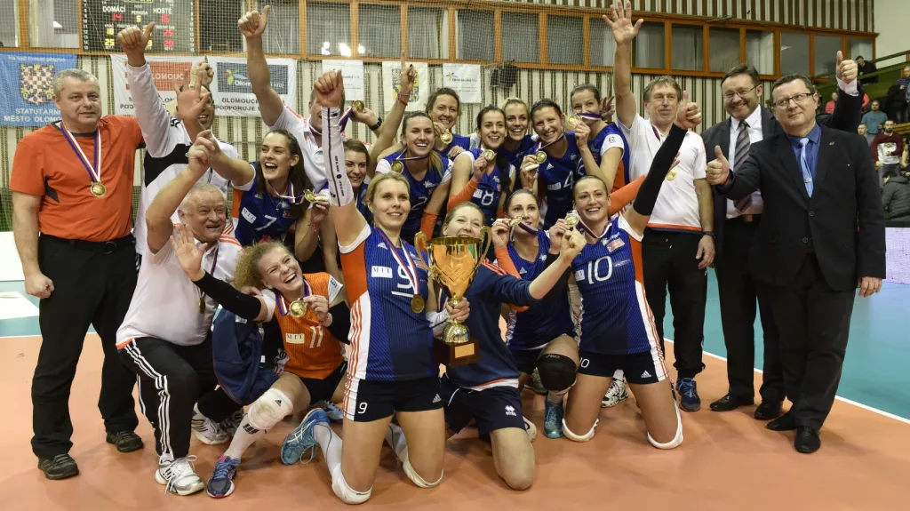 Volejbalistky Olomouce s trofejí pro vítězky Českého poháráru