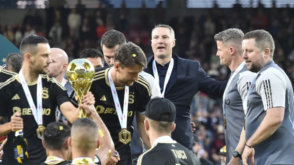 Brian Priske s hráči Sparty