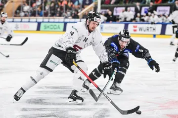 Filip Chlapík ze Sparty v akci proti Fribourgu