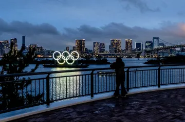 Noční Tokio s olympijskými kruhy