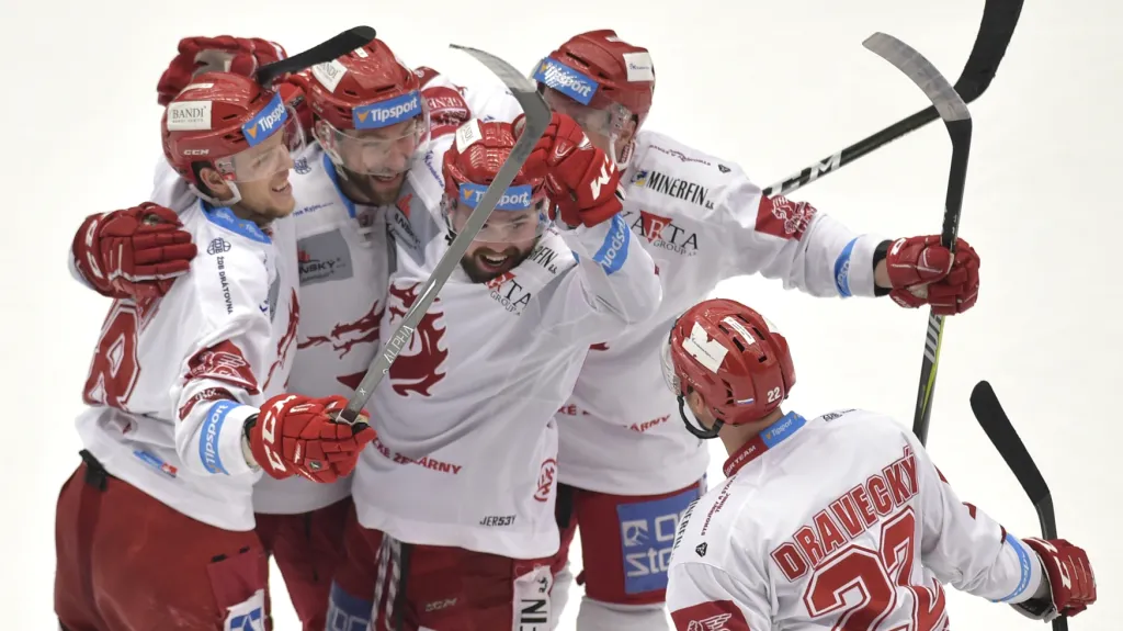 Milan Doudera se svými spoluhráči se raduje z gólu