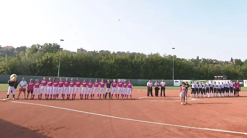 Softballový klub Eagles se zahalil do růžové při charitativní akci Ladies Day