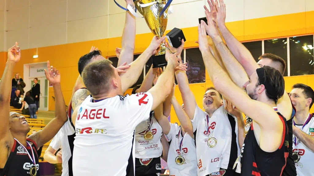 Hráči Nymburka se radují ze zisku poháru